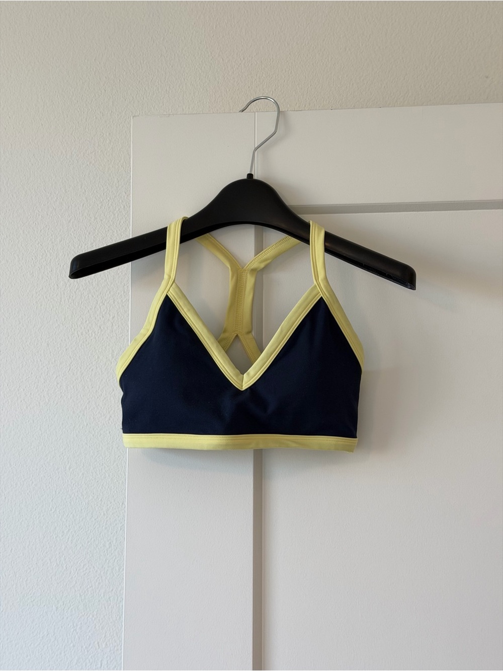 FORM Women’s Navy Blue and Light Yellow Contrast Sports Bralette